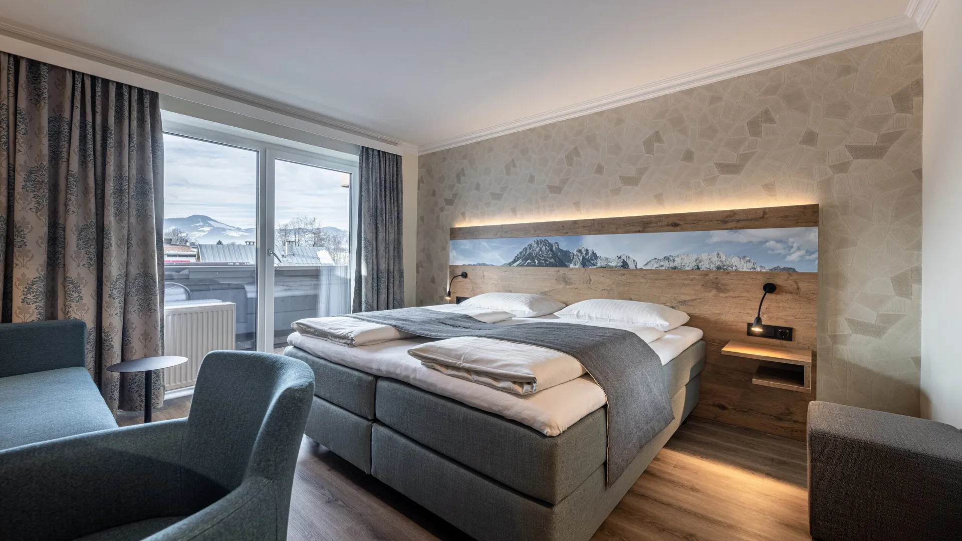 Doppelzimmer Kitzbüheler Horn mit Boxspringbett und Bergpanorama-Wand