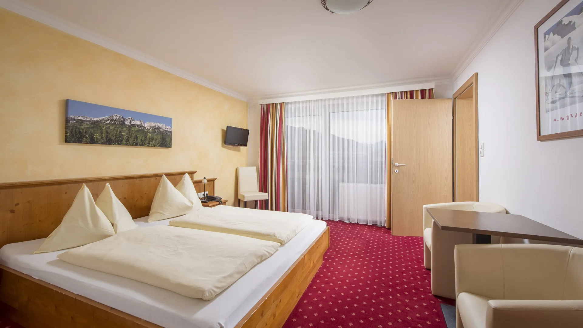 Doppelzimmer Standard mit Doppelbett und Balkontür