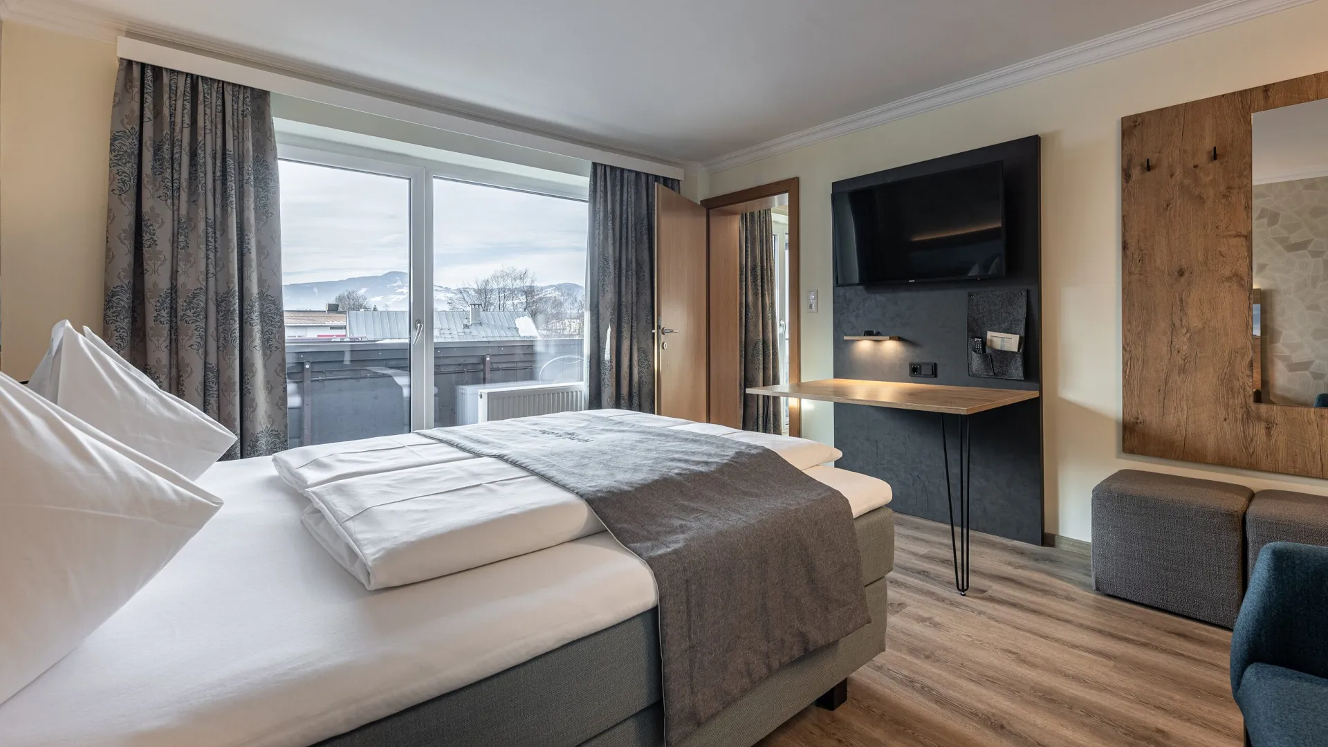 Familienzimmer Kitzblick mit Boxspringbett und Südbalkon