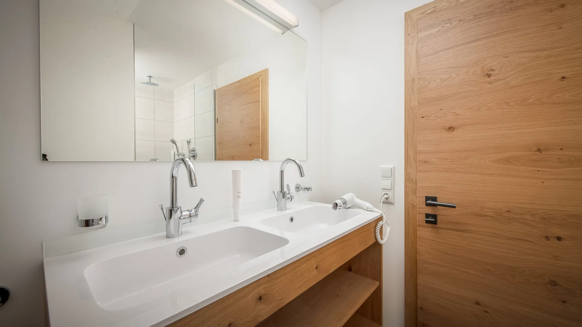 Badezimmer mit Doppelwaschbecken im Loft 6380