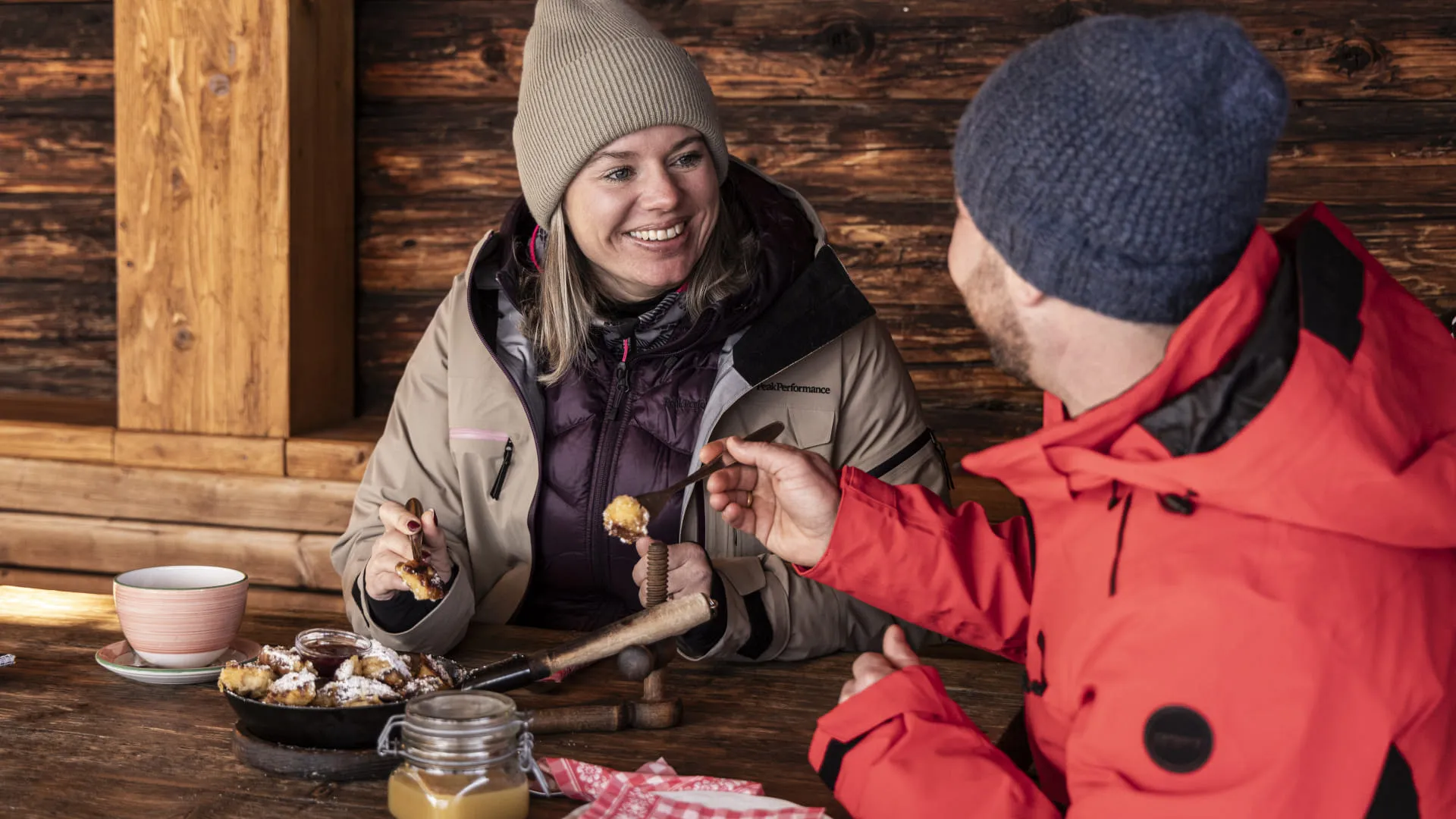 Paar bei der Einkehr in einer gemütlichen Hütte