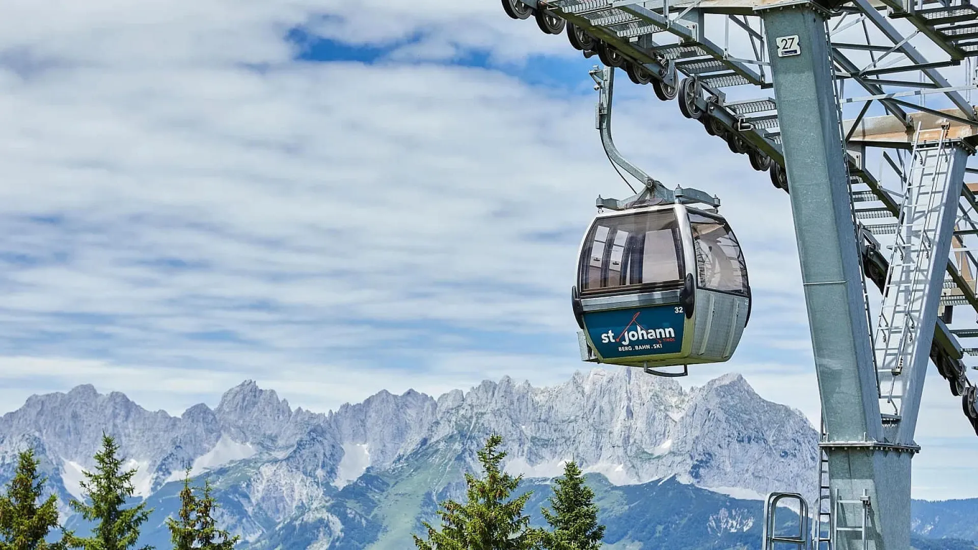 Gondel der Bergbahn am Harschbichl in St. Johann in Tirol vor dem Wilden Kaiser